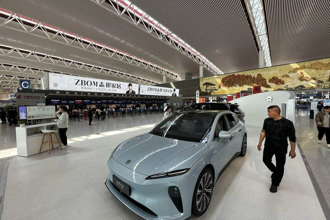 合肥国际机场大厅的正中央，是蔚来新能源汽车的展区，进出机场的旅客可以近距离欣赏蔚来汽车2024款新能源车ET5T。 （林煇智摄）
