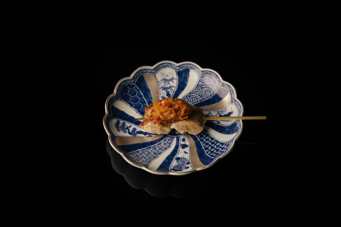 鸡胸肉蘸上日式tare酱，缀以摩洛哥辣椒酱和柚子胡椒。（餐馆提供）