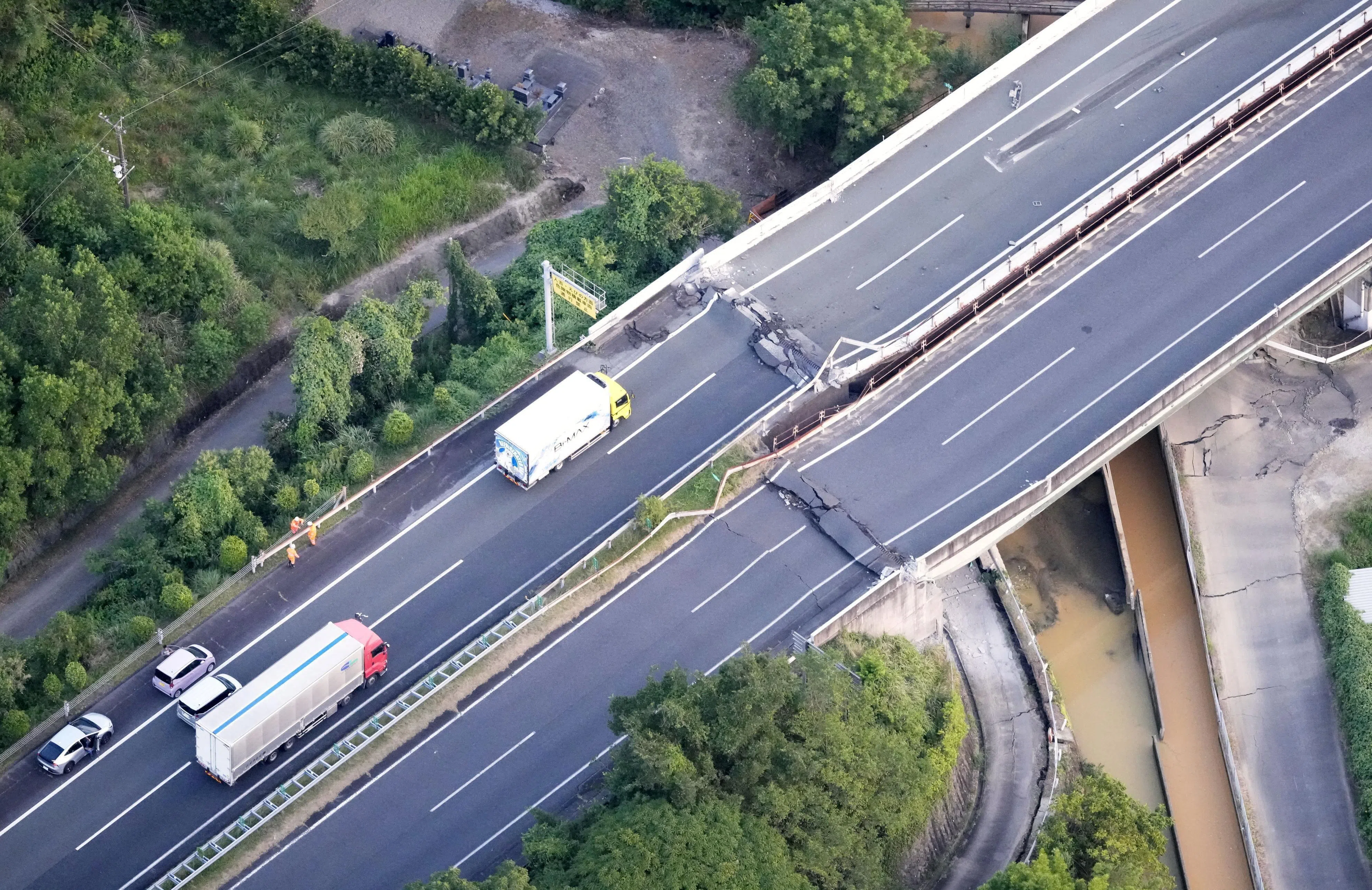 地震发生后，九州高速公路一段桥梁断裂。（路透社）
