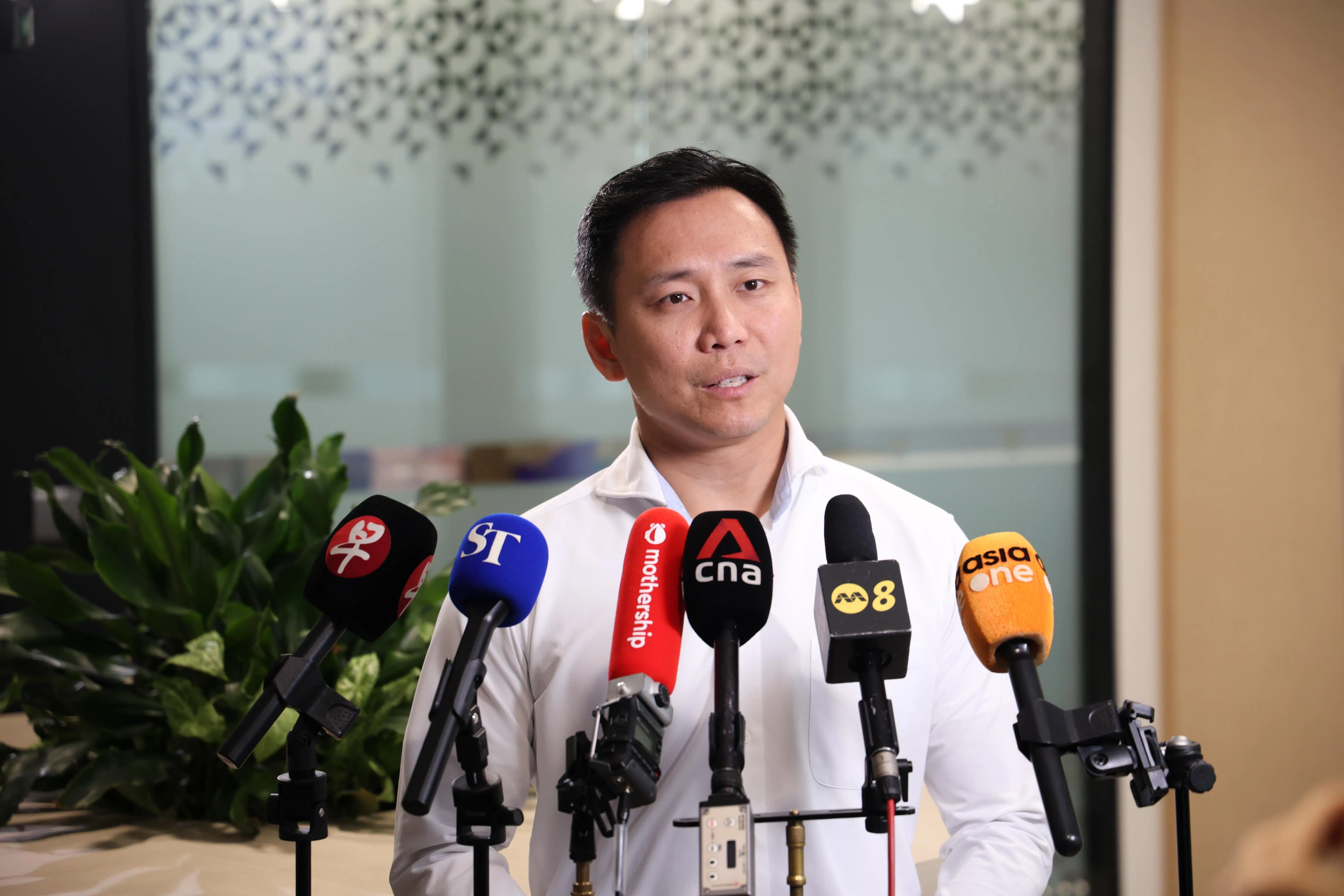 内政部兼社会及家庭发展部政务部长吴培铭希望，列明儿童保护个案管理机构职责，以及设立分级评估小组等措施可加强儿童保护工作，提高公众对保护体系的信心。（ 关俊威摄）