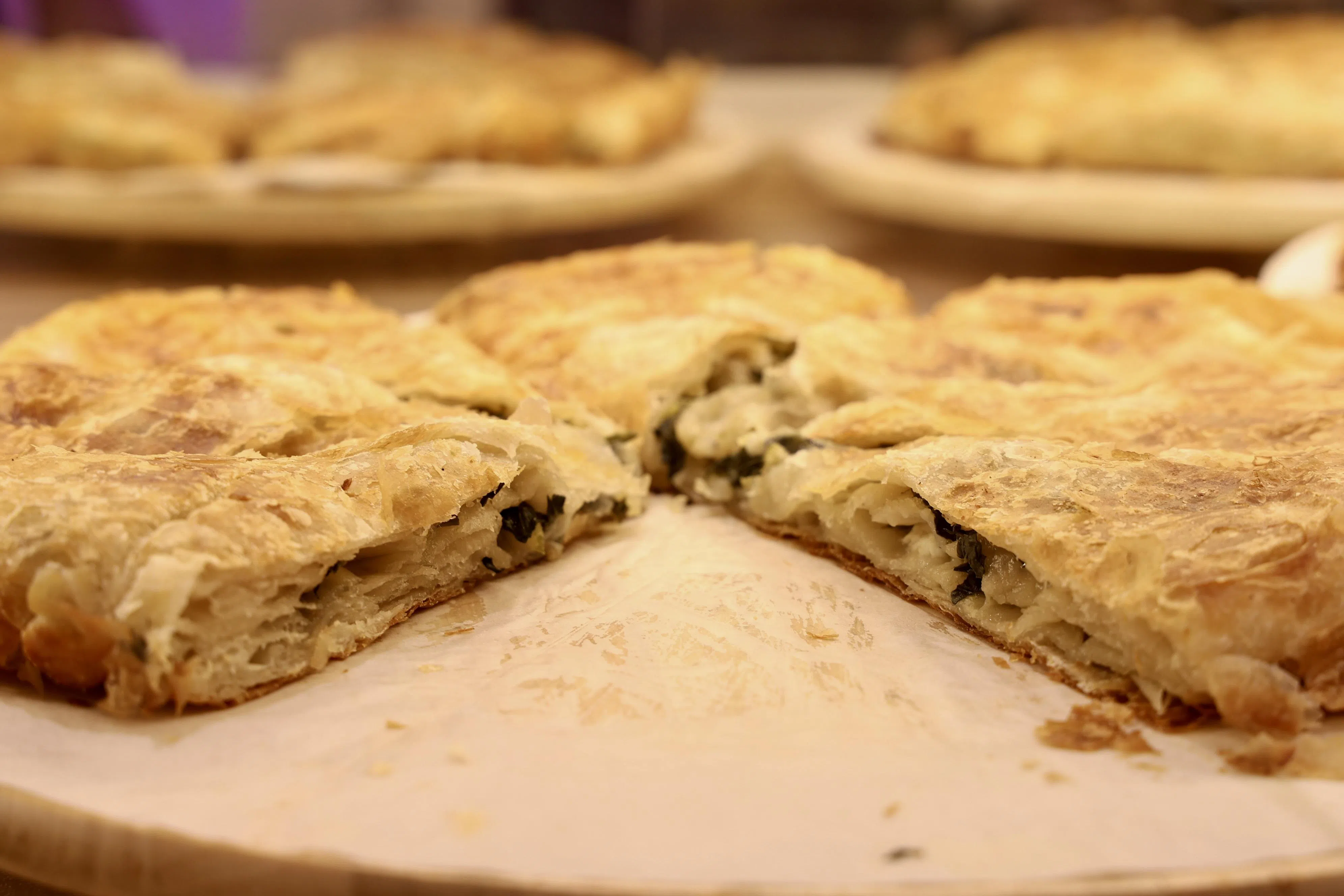 Yugoslavia Bakery & Cafe的招牌食品是本地鲜少的传统饼派Burek。（特约陈来福摄）