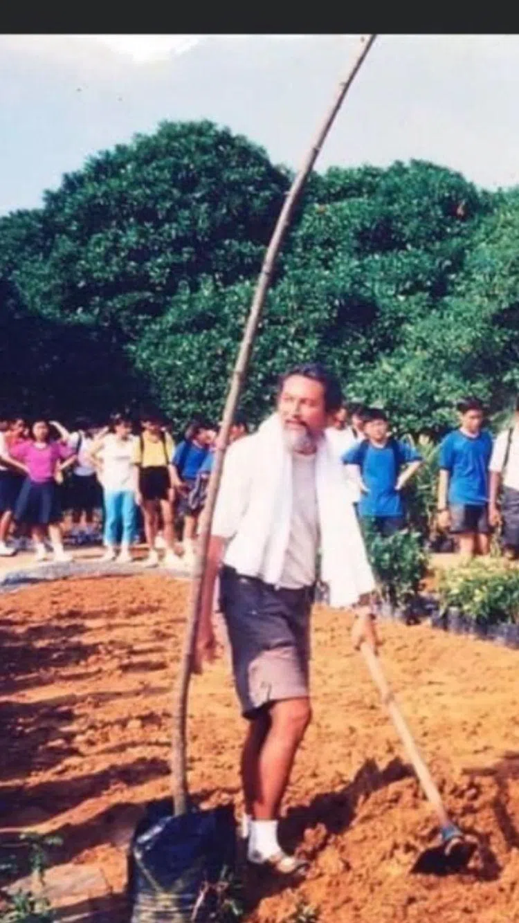 格兰特一直珍藏着这张自己在白沙公园种下第一棵树时的照片，他打趣说，自己从不剃胡子，现在和以前一样帅气。（受访者提供）