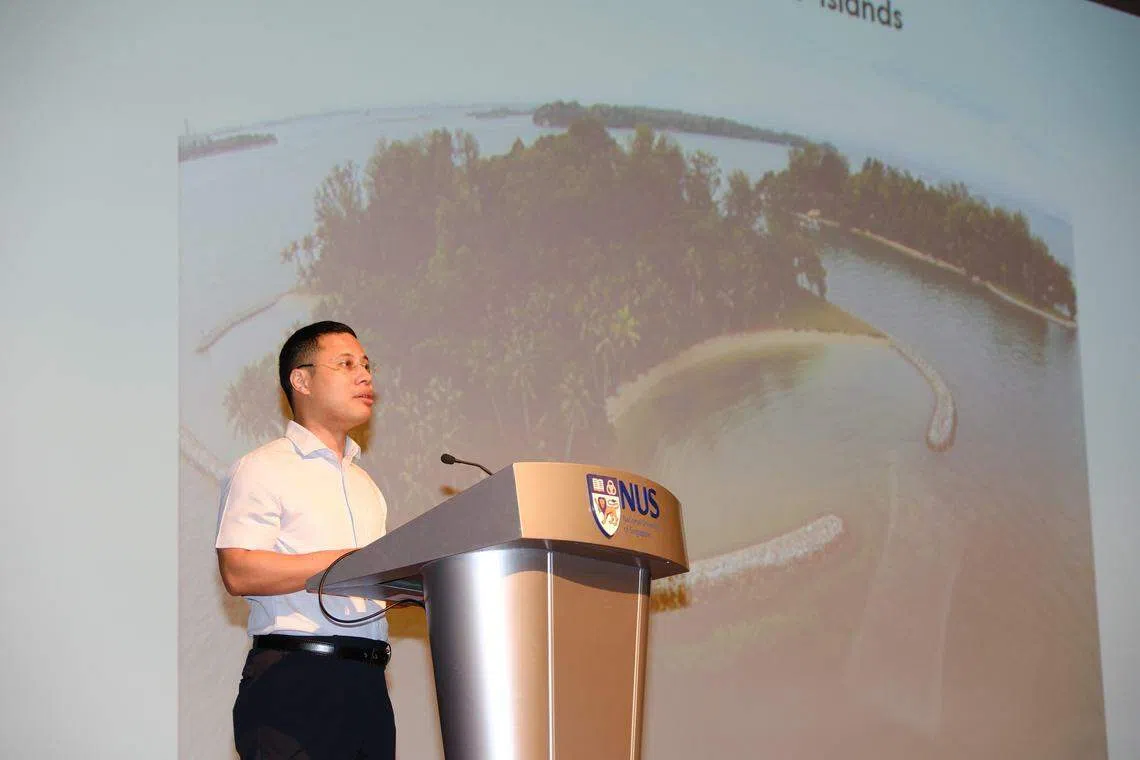 国家发展部长李智陞说，修复珊瑚礁和建立新群落，可显著提升新加坡水域珊瑚种群的韧性，这将支持海洋生态系统繁荣生长。（曾坤顺摄）