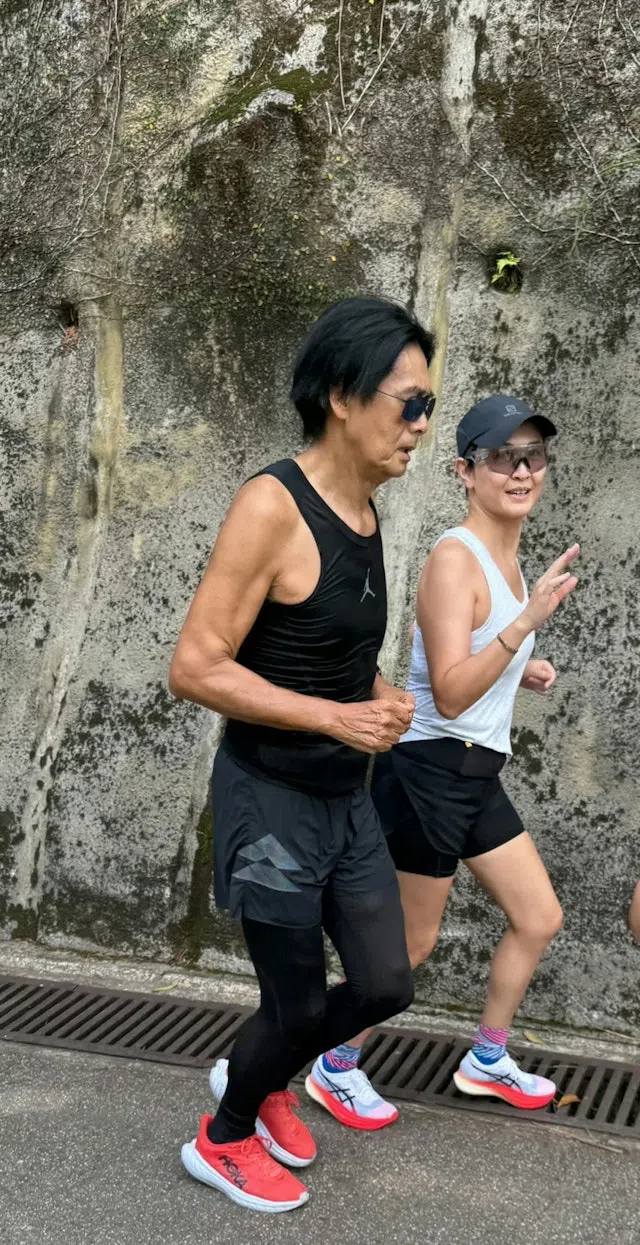 周润发（左一）在跑步时被拍到腿上疑似出现肿块。（小红书截图）