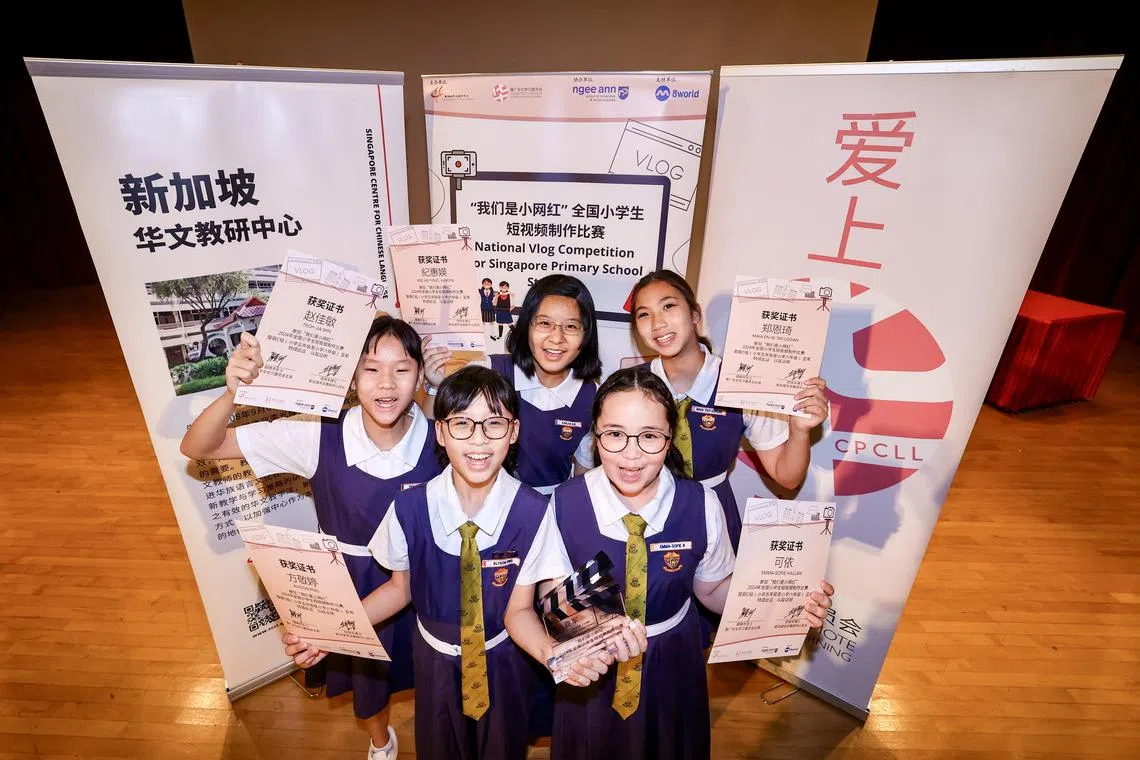 巴耶礼峇美以美女校（小学）六年级的赵佳敏（左起）、方敬婷、纪惠媖、可依和郑恩琦的作品《当科技跑进校园》，以新闻播报形式讲述了课堂使用科技辅助带来的变化。她们的作品获得“小学五年级至六年级”组的亚军。（陈斌勤摄）