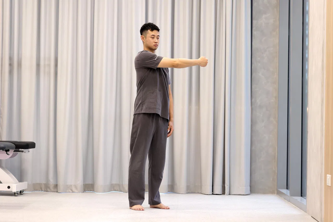 右手伸直往内收，靠近胸前位置。（关俊威摄）