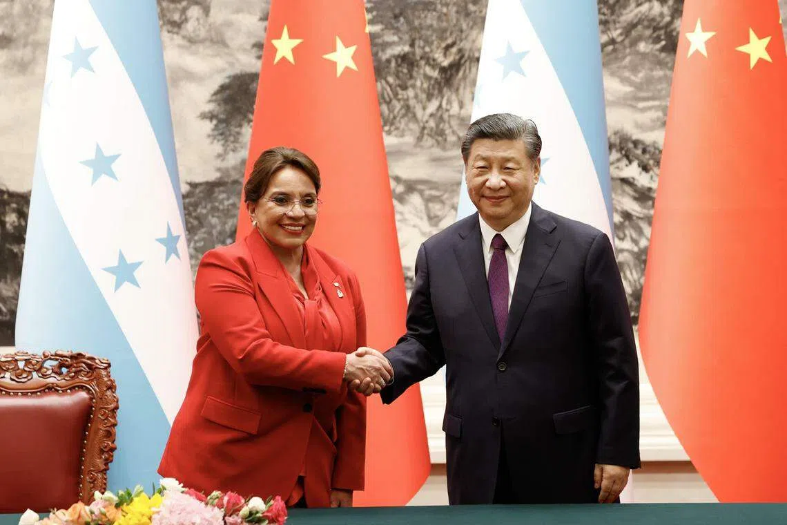 中国国家主席习近平（右）星期一（6月12日）在北京人民大会堂同到访的洪都拉斯总统卡斯特罗举行会谈。两人会谈后共同见证签署共建“一带一路”、质检、经贸、科技、文教等领域多项双边合作文件。 （中新社）