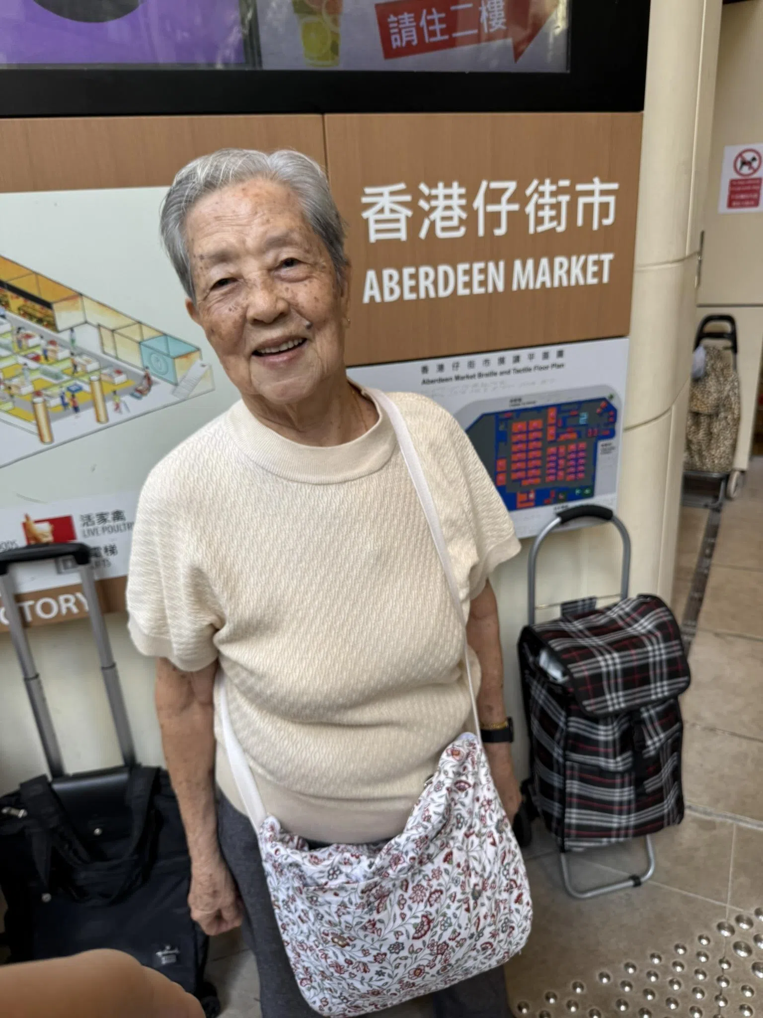 今年9月的跨代家庭旅行，卓宇靖与家人带奶奶（图）到她最喜欢的香港旅游。（受访者提供）
