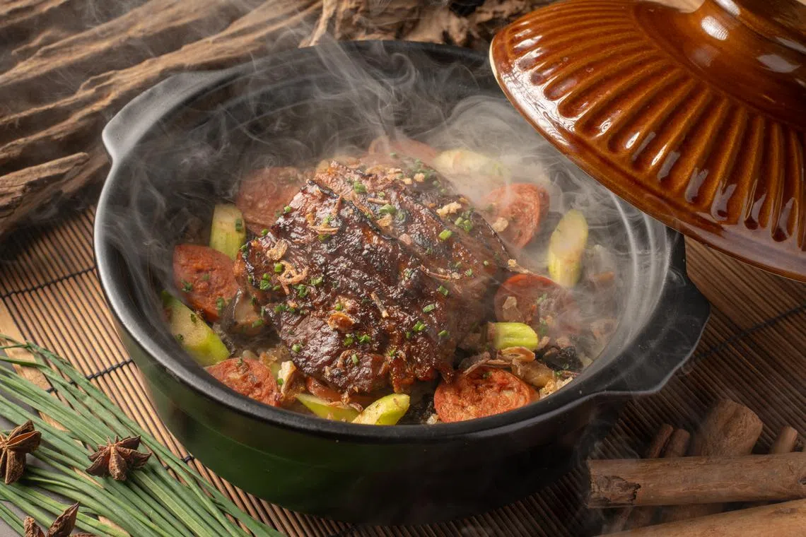 Alice Boulangerie餐馆新增设的三层肉砂锅饭。（餐馆提供）