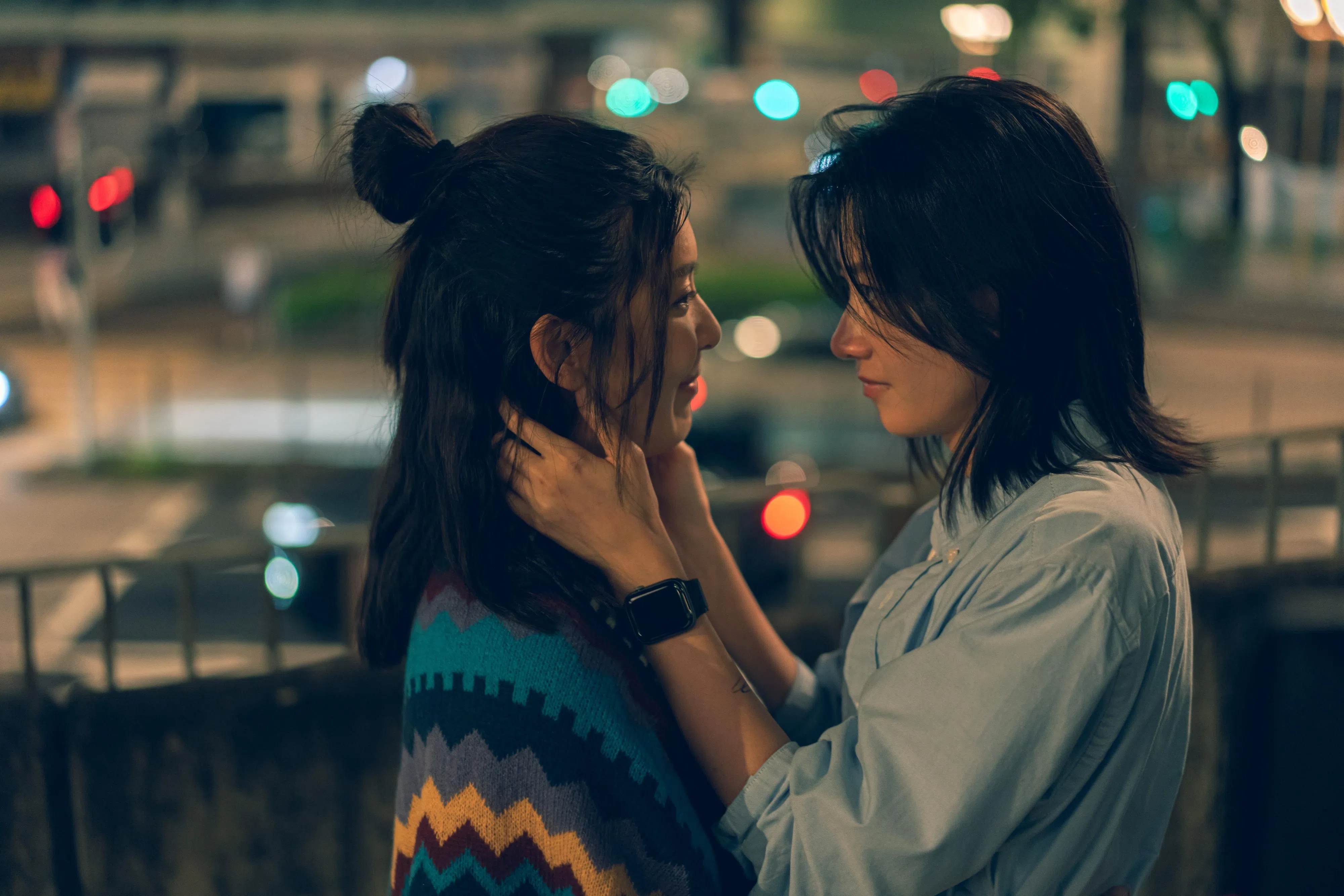 近期演技迸发的廖子妤（右）和香港金像奖影后余香凝在《女孩不平凡》饰演一对同性情侣。（新加坡华语电影节提供）