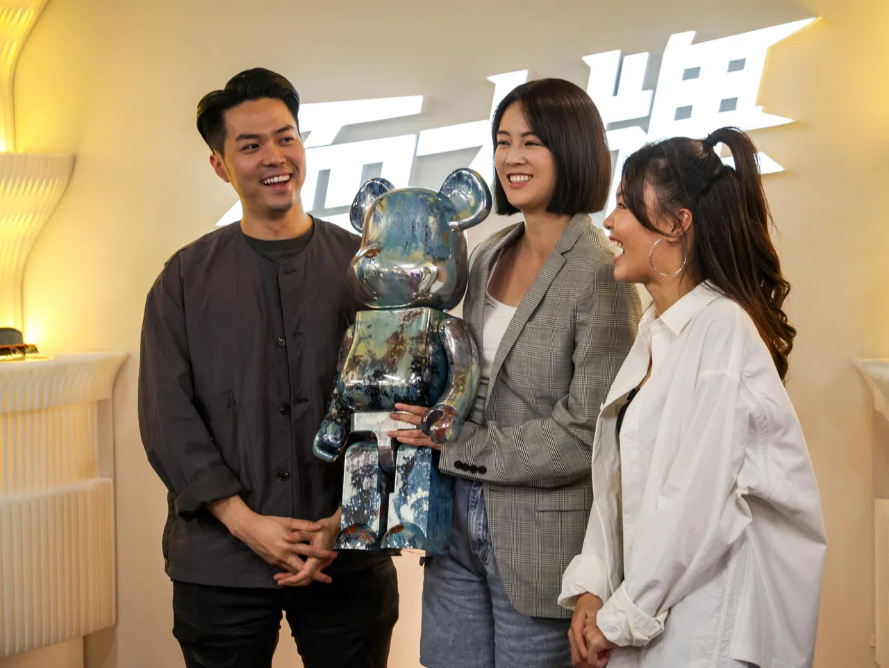 情侣档伍思翰（左）和郑颖（中）捐出潮牌玩具藏品。（叶振忠摄）