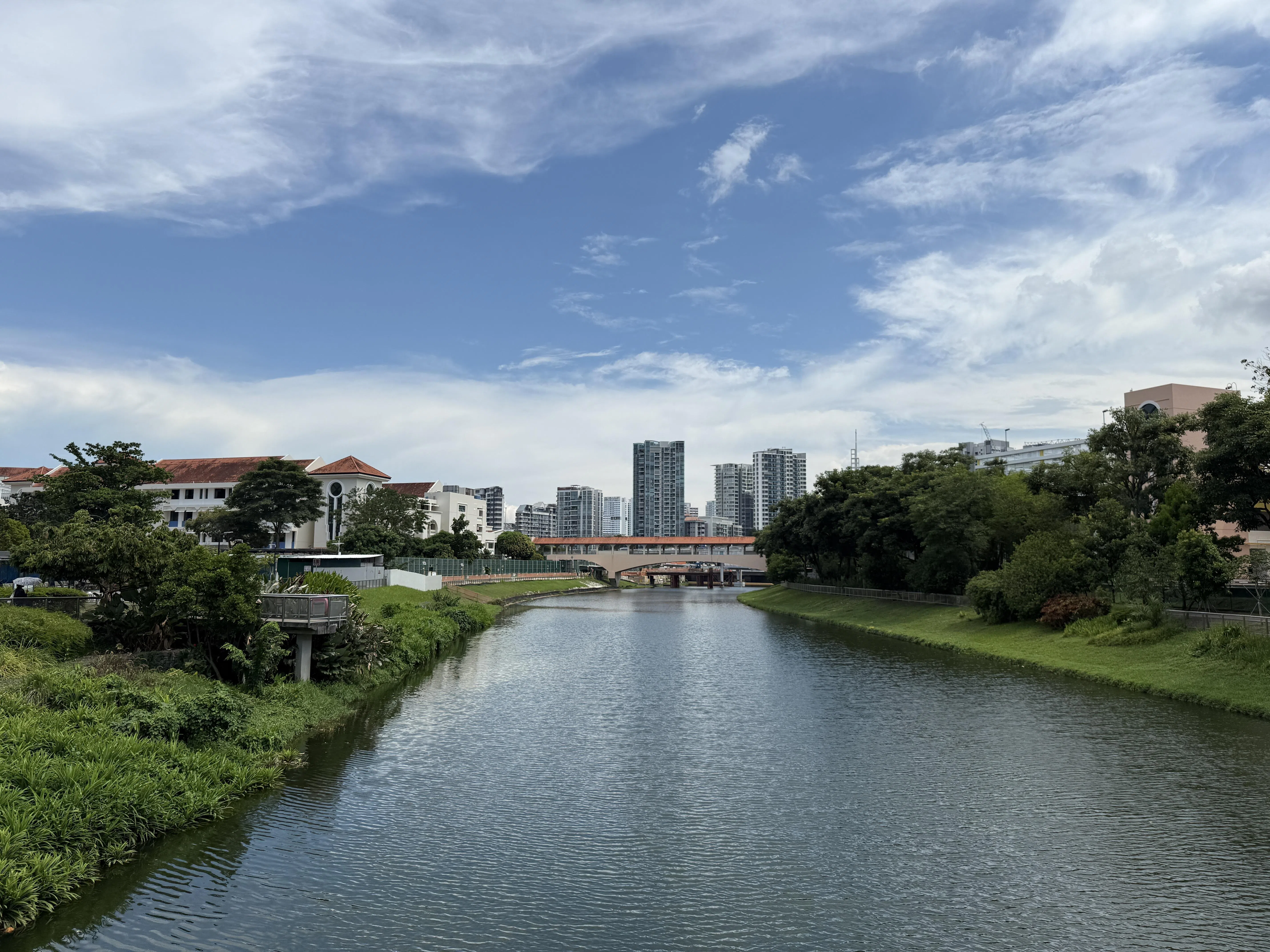 走上通往圣安德烈初级学院的小桥，左右两边景色各异，豁然开朗。（陈映蓁摄）
