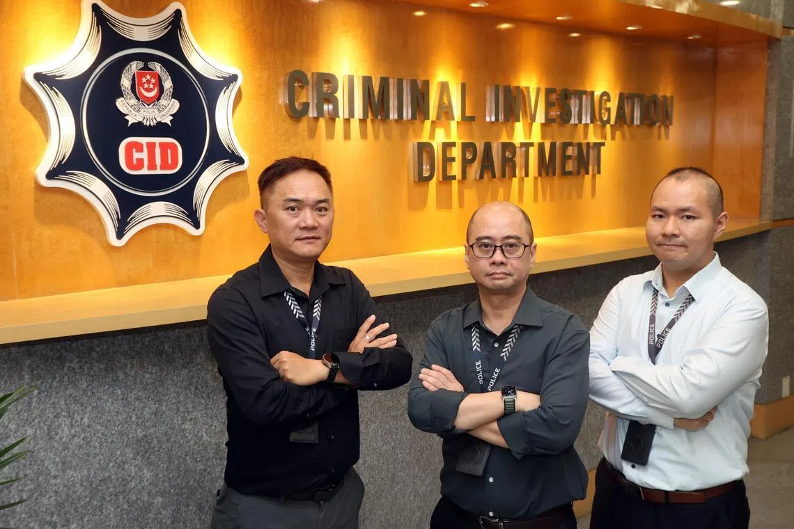 刑侦局法证署高级罪案现场专家卓亚鸿（左）和黄俊谚（右），与特别调查组组长陈文国（中）在现场分享案情细节。（邝启聪摄）