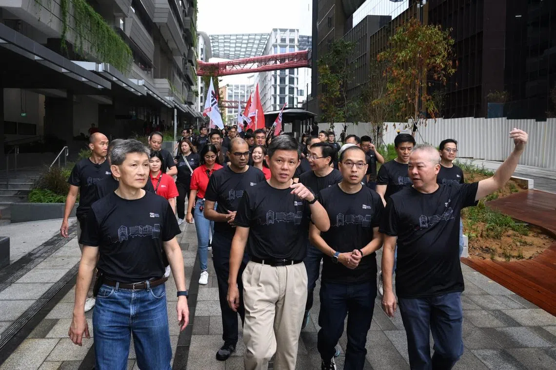 教育部长陈振声（前排左二）鼓励新工大继续发挥大学强项，保持与理工学院的协作，同时与榜鹅区的学校和企业联系，以创新工作为社群服务。（海峡时报）