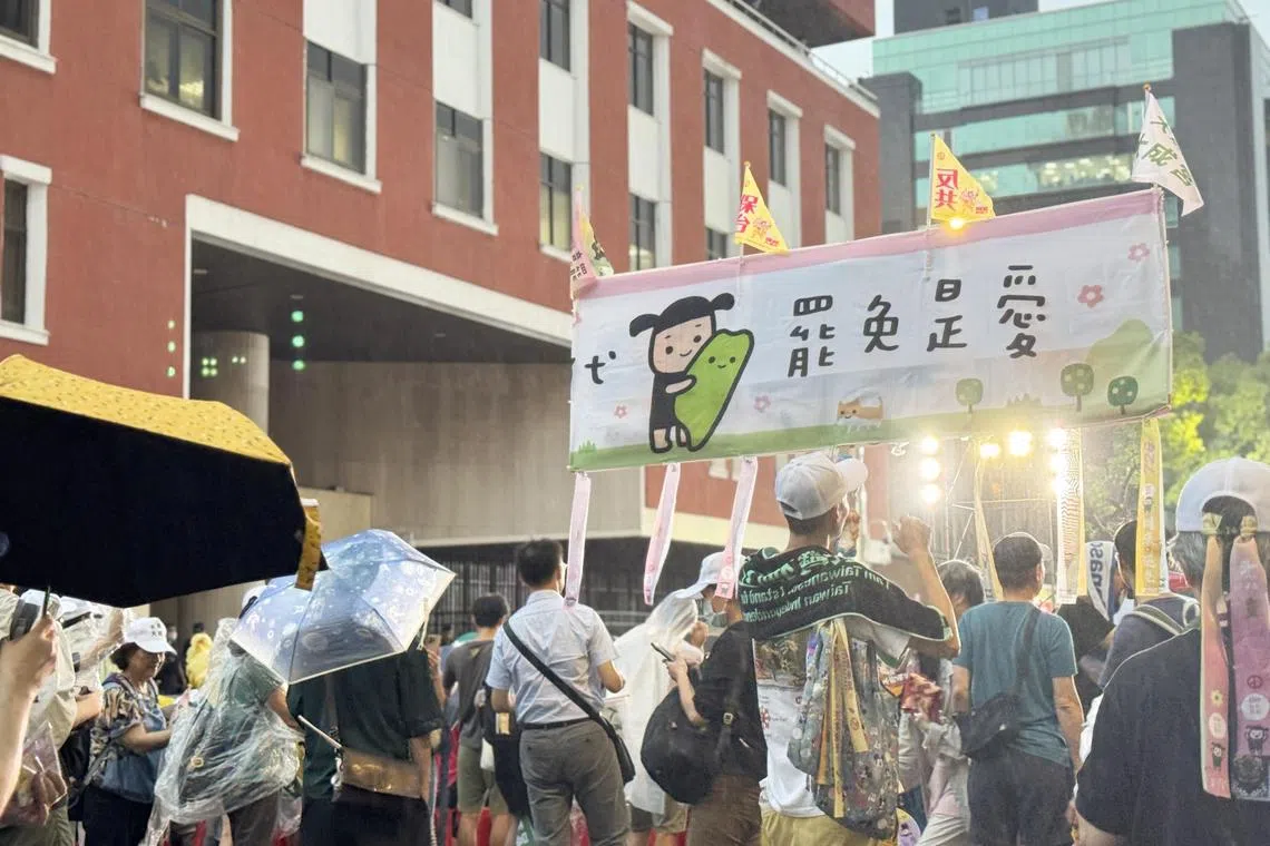 领衔罢免的民间团体7月25日也在台湾立法院旁的济南路举办晚会，支持罢免的民众在立法院群贤楼前高举“罢免是爱”的标语。（缪宗翰摄）
