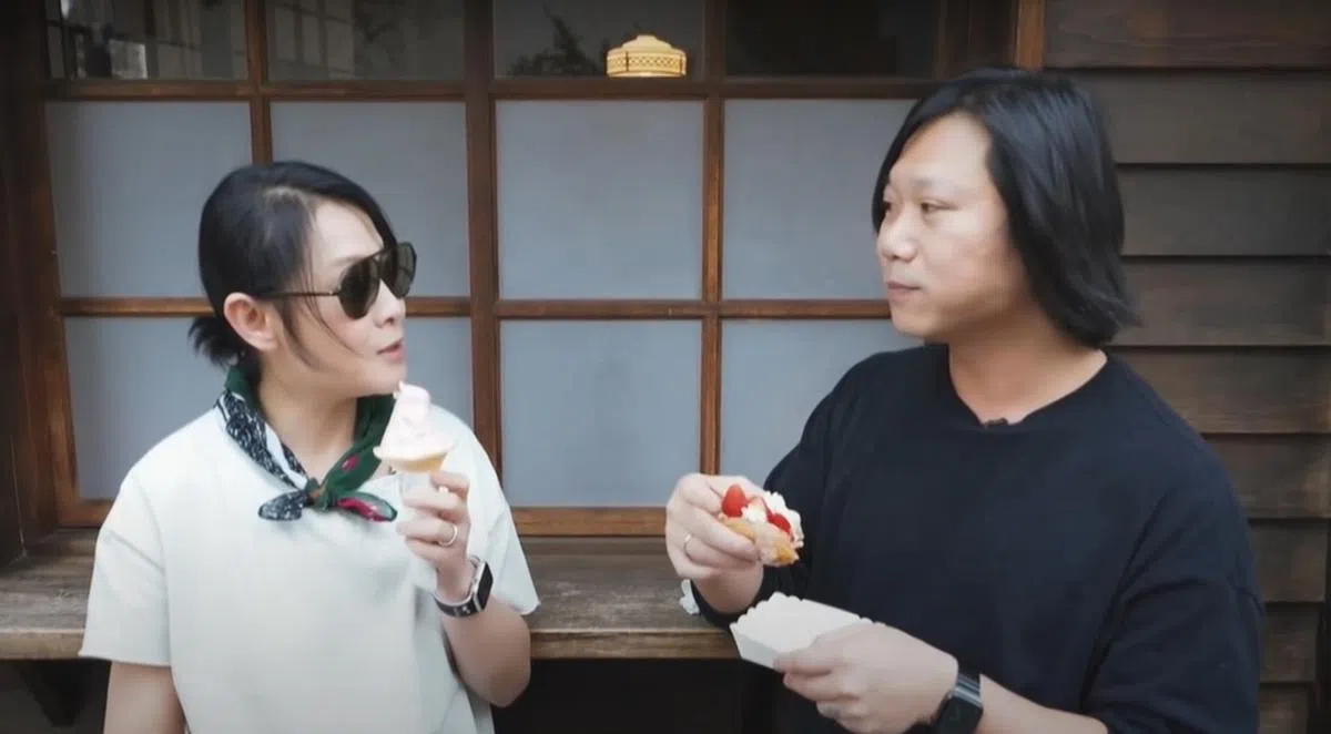 奶茶和玛莎在甜点店外“不期而遇”。（刘若英YouTube视频截图） 