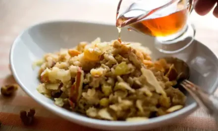 Gluten-free Rolled Oats With Amaranth Seeds, Maple Syrup and Apple