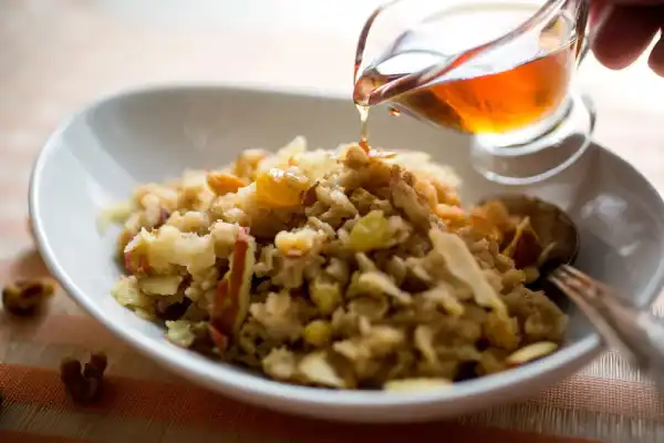 Gluten-free Rolled Oats With Amaranth Seeds, Maple Syrup and Apple