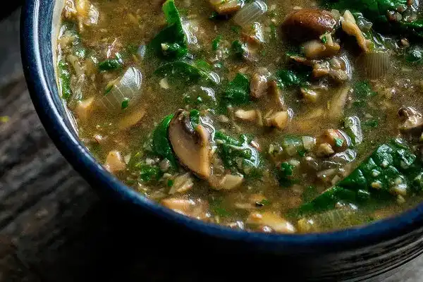 Cozy & Spiced Mushroom-Spinach Soup in Just 4 Steps!